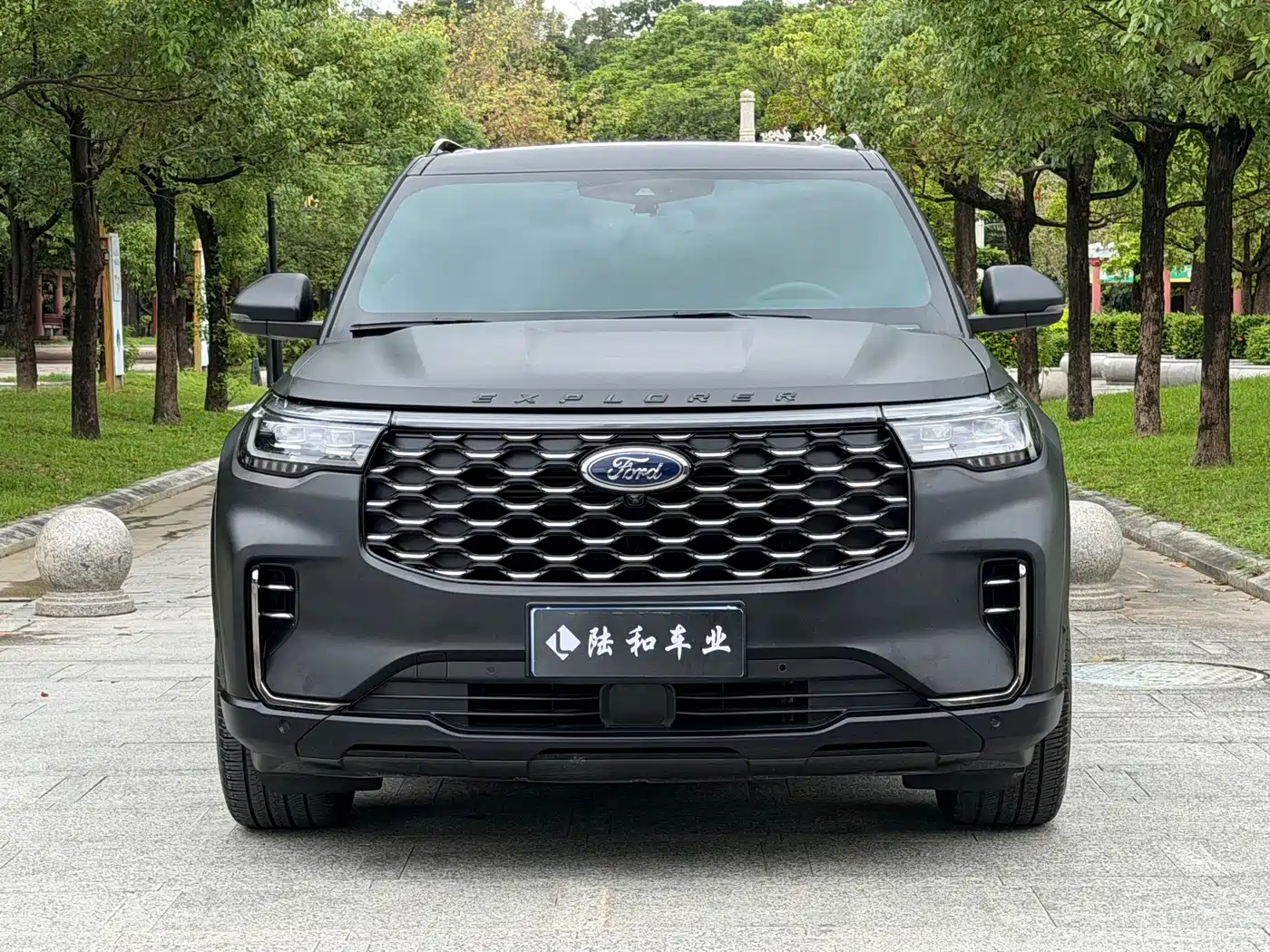 Фото 2 - Ford Explorer