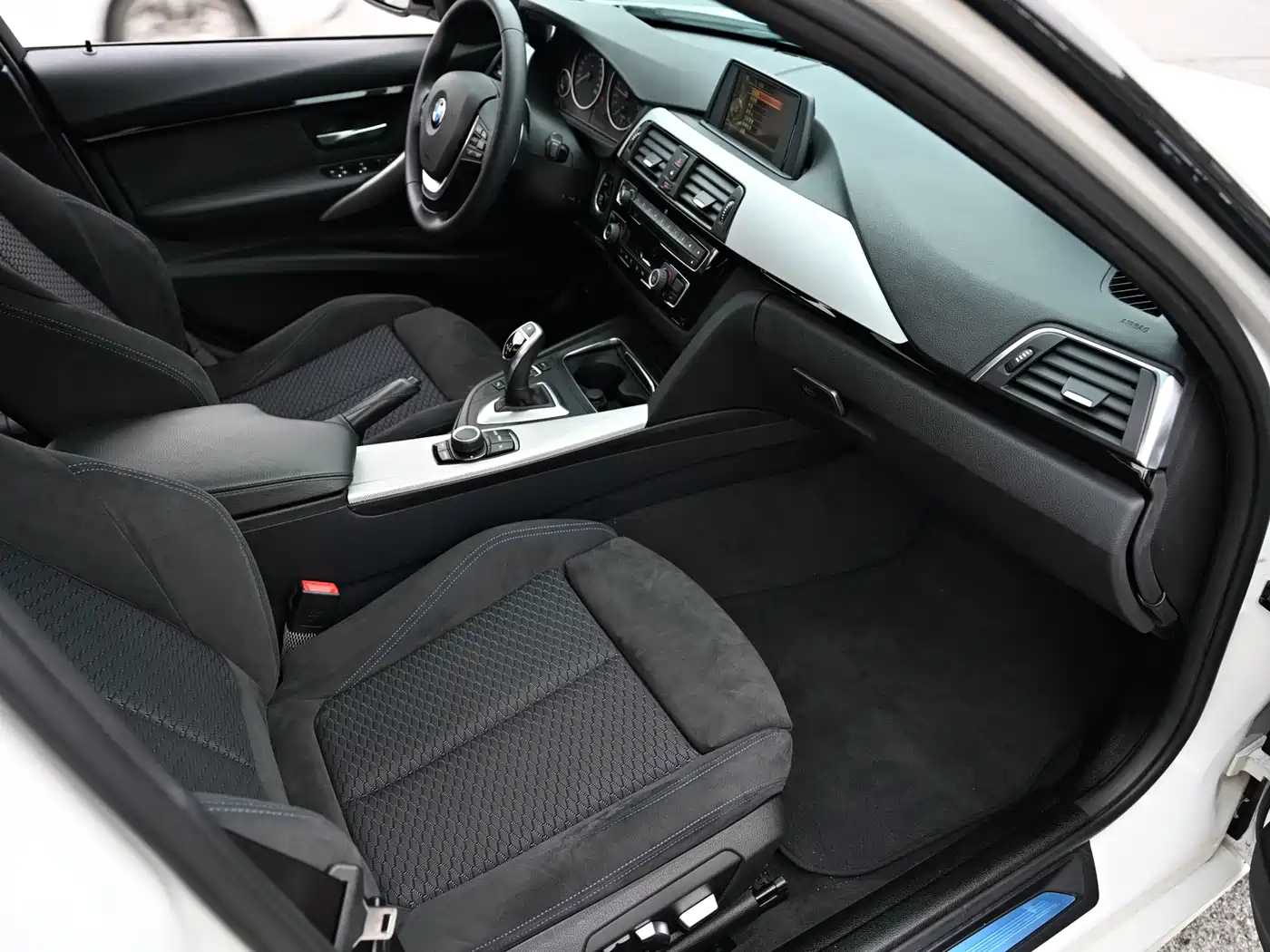 BMW 3 Series 2017 320i M Sport фото 7