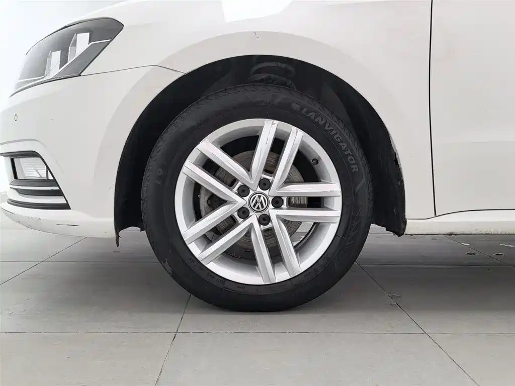 Volkswagen Lavida Tour 2015 1.6L Automatic Comfort Edition фото 17