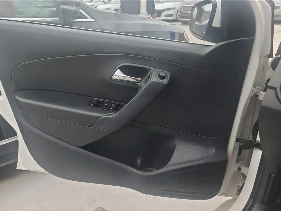Volkswagen Polo 2013 1.4L Manual Comfort Edition фото 7