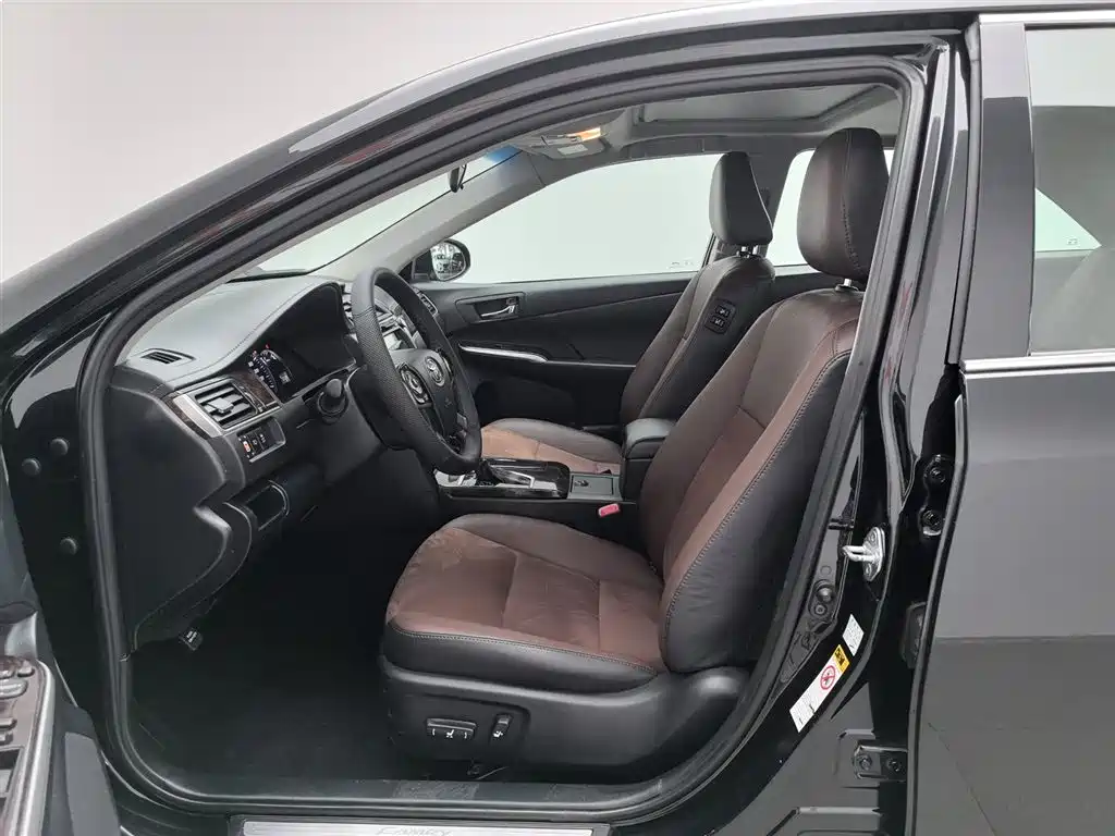 Toyota Camry 2016 2.5G 10th Anniversary Luxury Navigation Edition фото 10