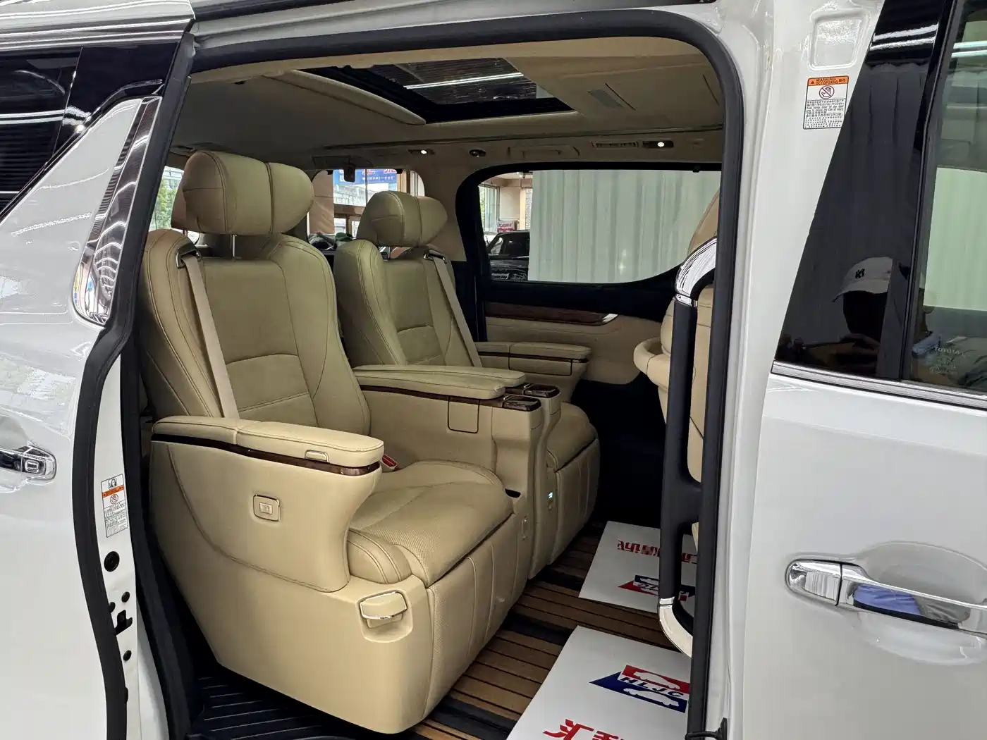 Toyota Alphard 2018 3.5L Premium фото 6
