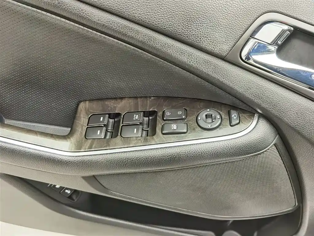 Kia K5 2015 2.0L Automatic LUX фото 9
