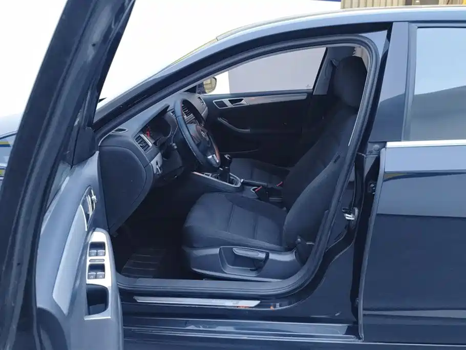 Volkswagen Sagitar 2014 Facelift 1.6L Manual Leading Version фото 9