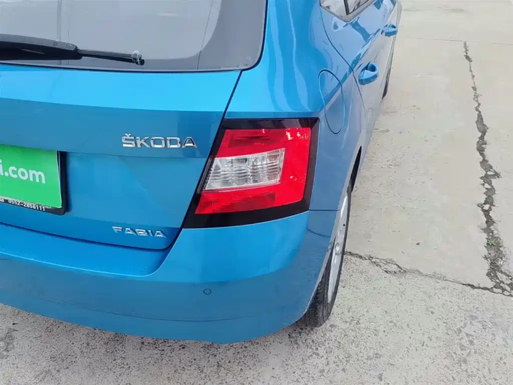 Škoda Fabia 2015 1.4L Automatic Pioneer Edition фото 8