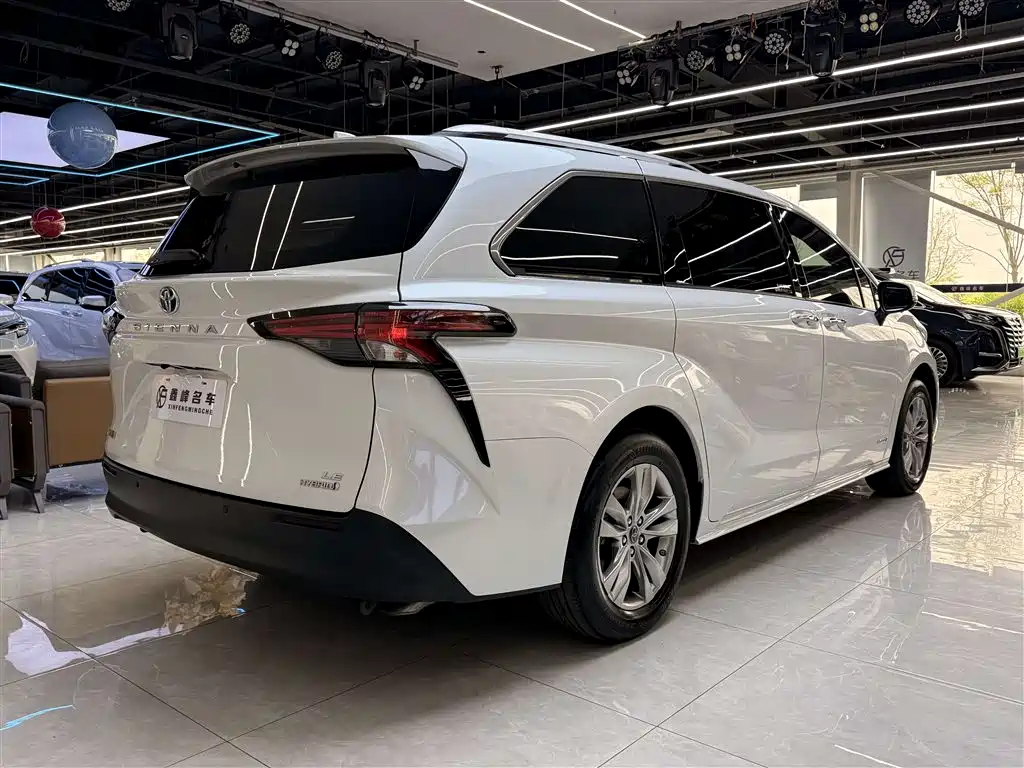 Toyota Sienna 2023 2.5L Hybrid Comfort Edition фото 28