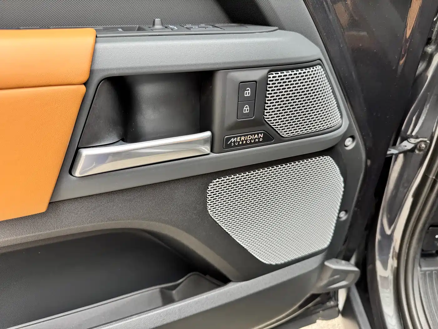 Land Rover Defender 2023 130 3.0T P400 X фото 8