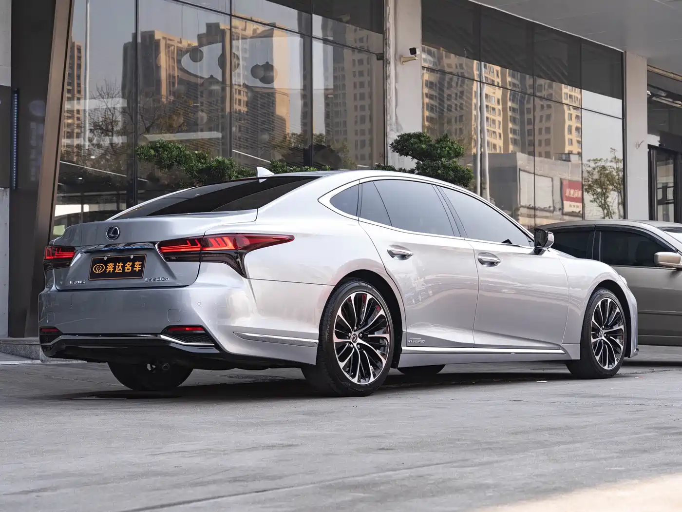 Lexus LS 2021 500h Executive Edition фото 3