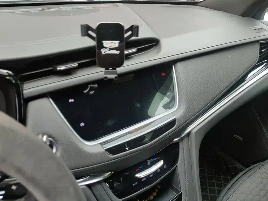 Photo 13 - Cadillac XT6