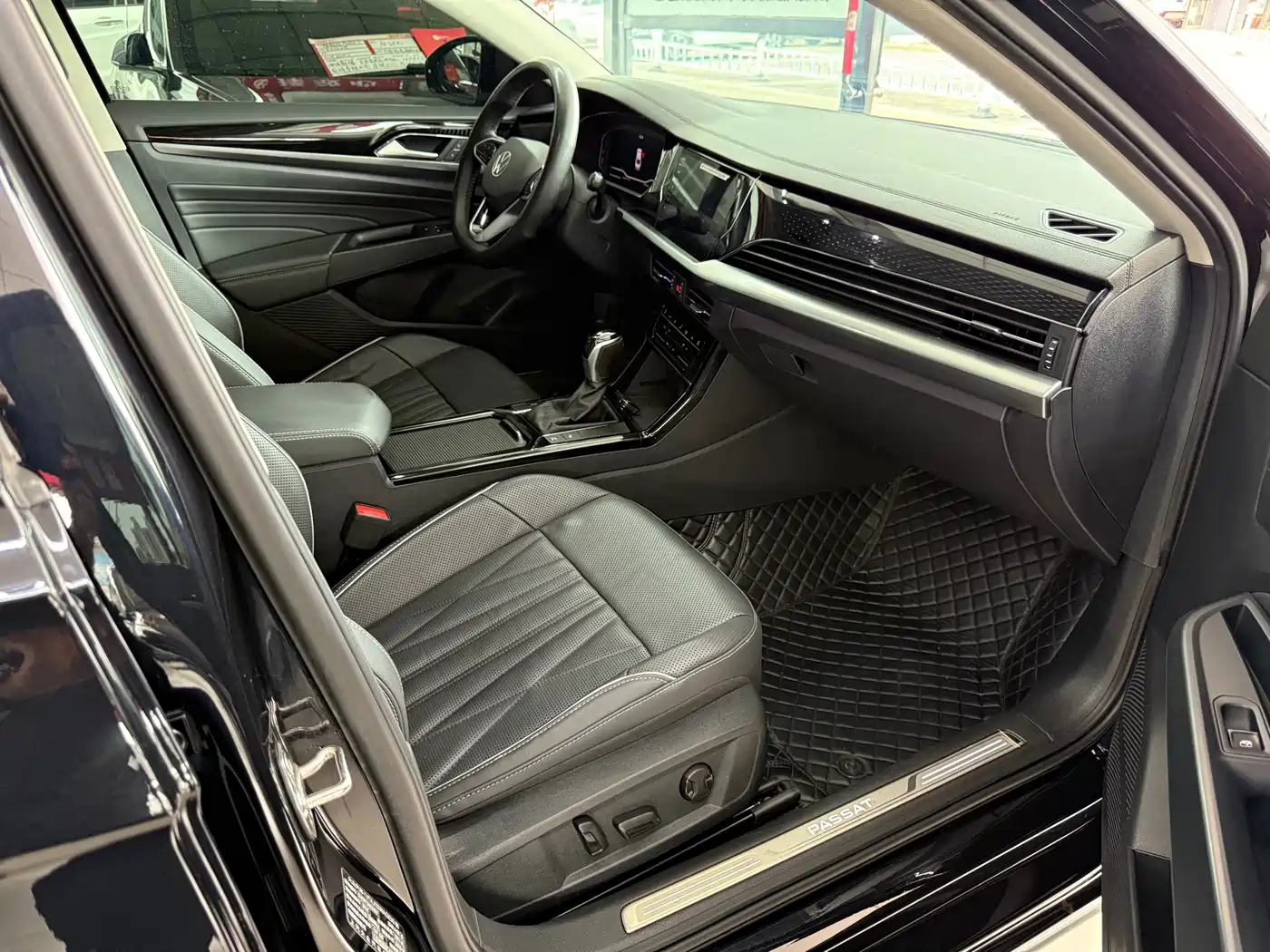 Volkswagen Passat 2023 330TSI Starlight Luxury Edition фото 12