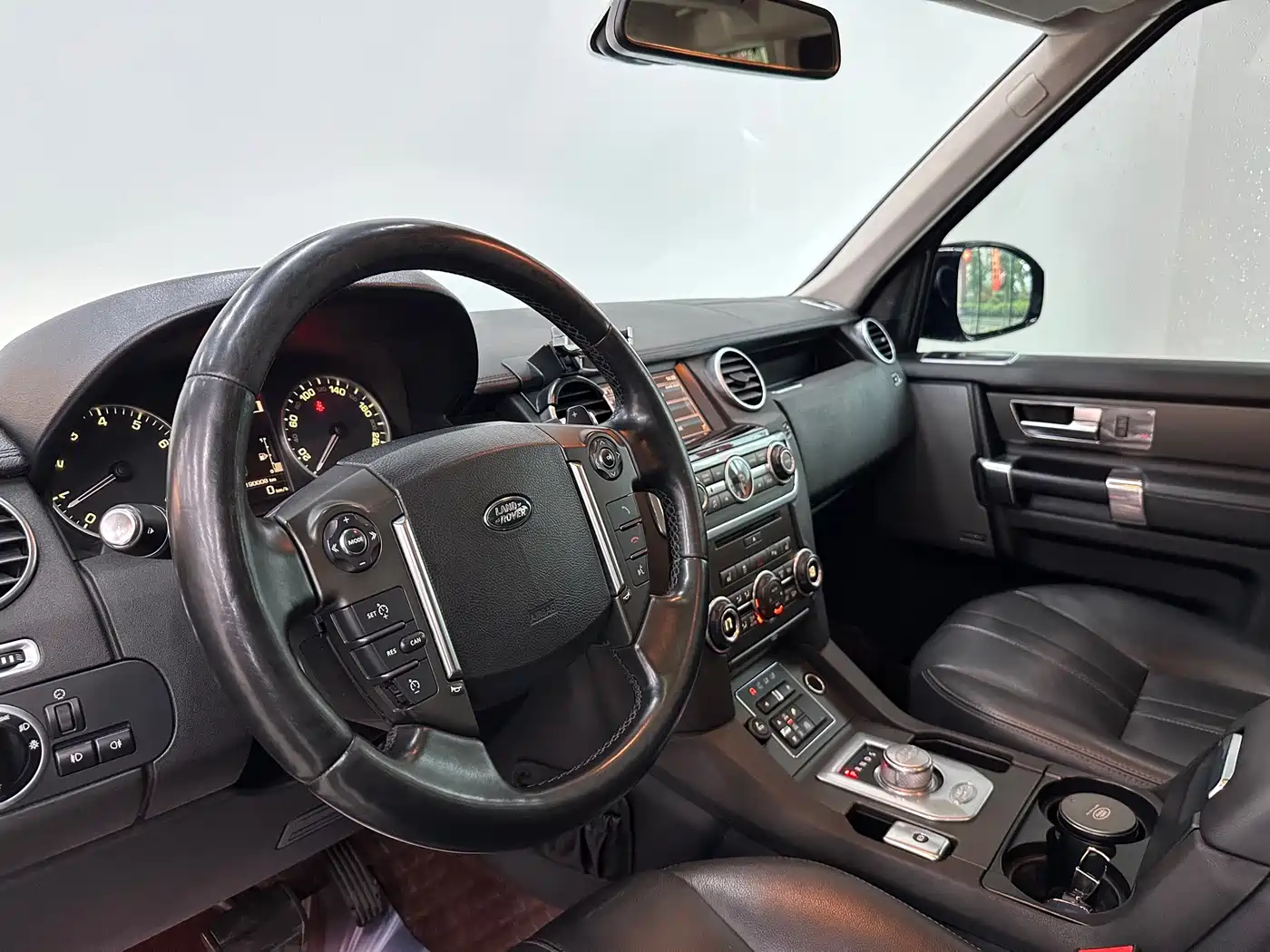 Land Rover Discovery 2015 3.0 SC V6 HSE фото 17