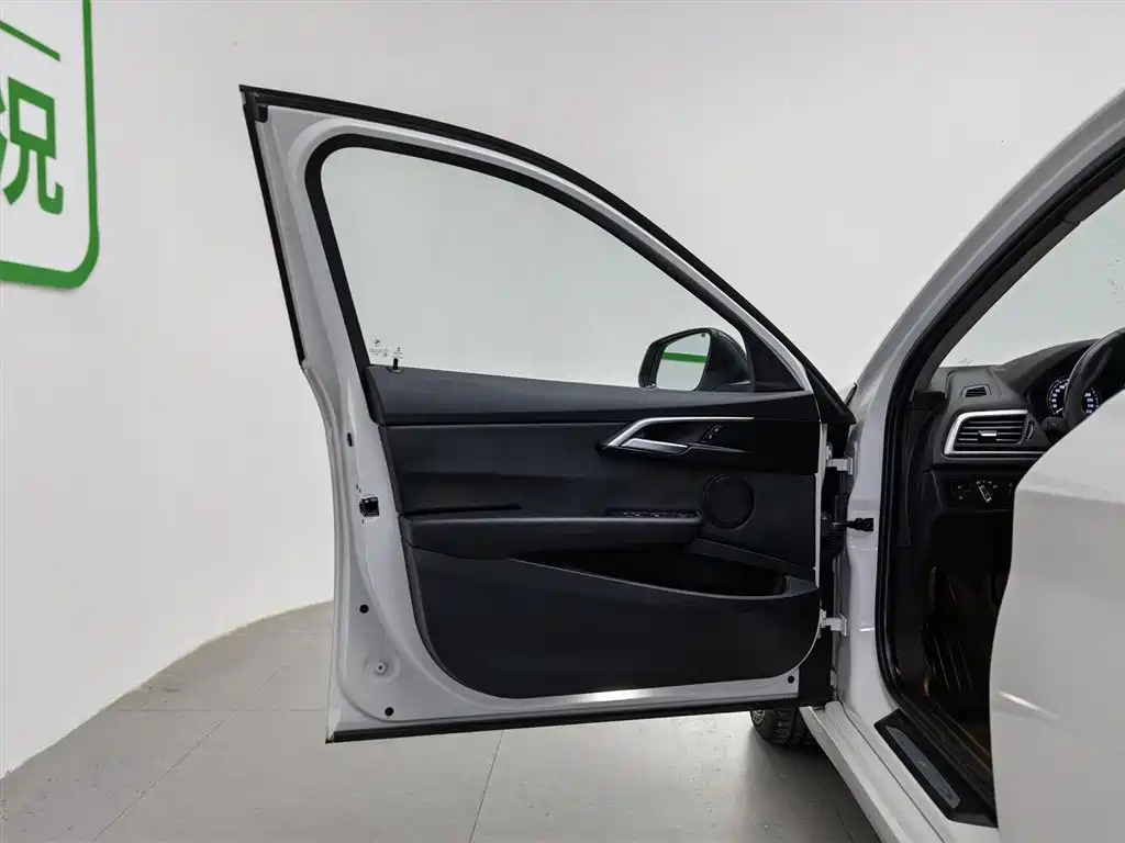 BMW 1 Series 2018 118i Sport Edition фото 8