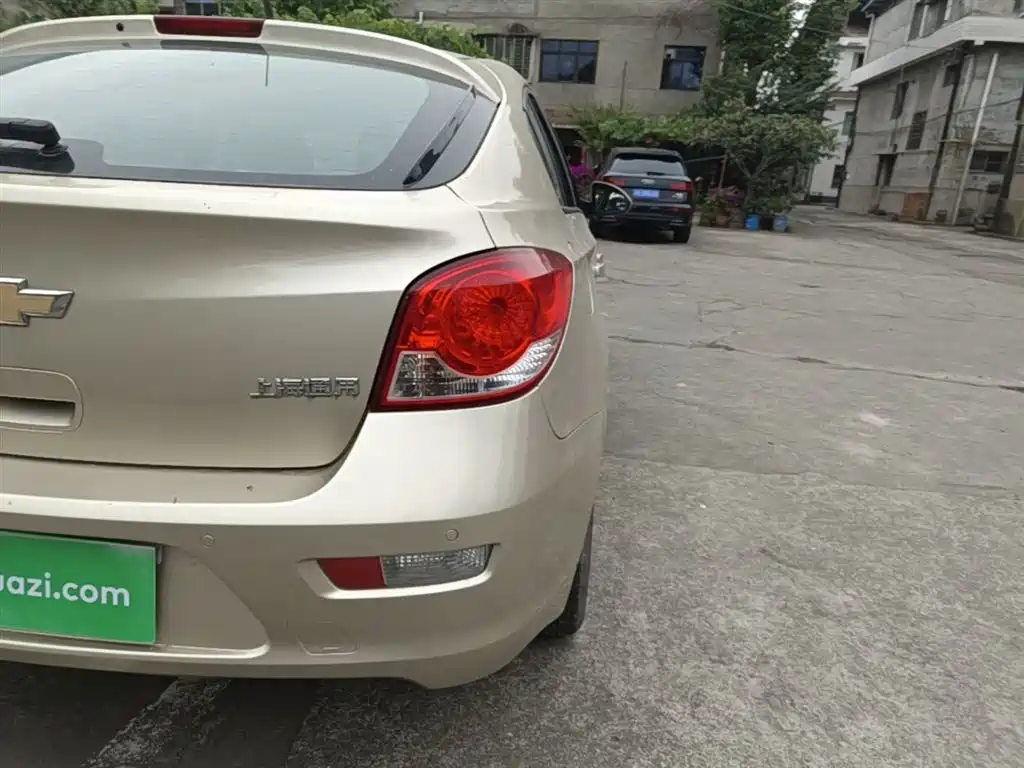 Chevrolet Cruze 2013 Hatchback 1.6L Manual Luxury фото 8