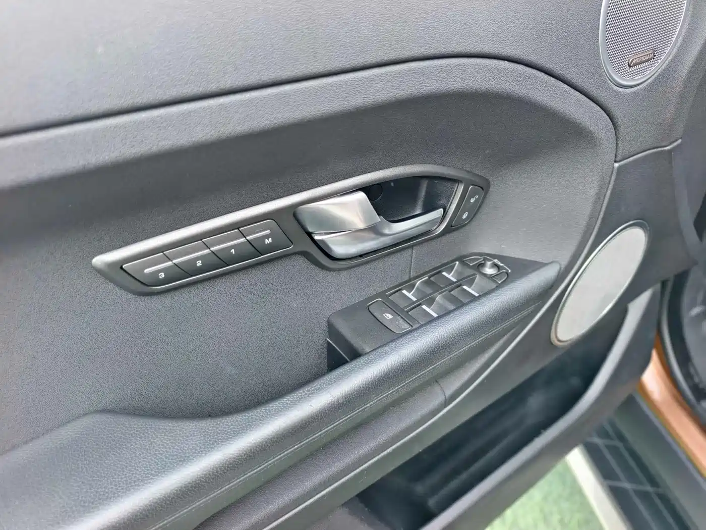 Land Rover Range Rover Evoque 2015 2.0T 5-Door Intelligent Edition фото 7