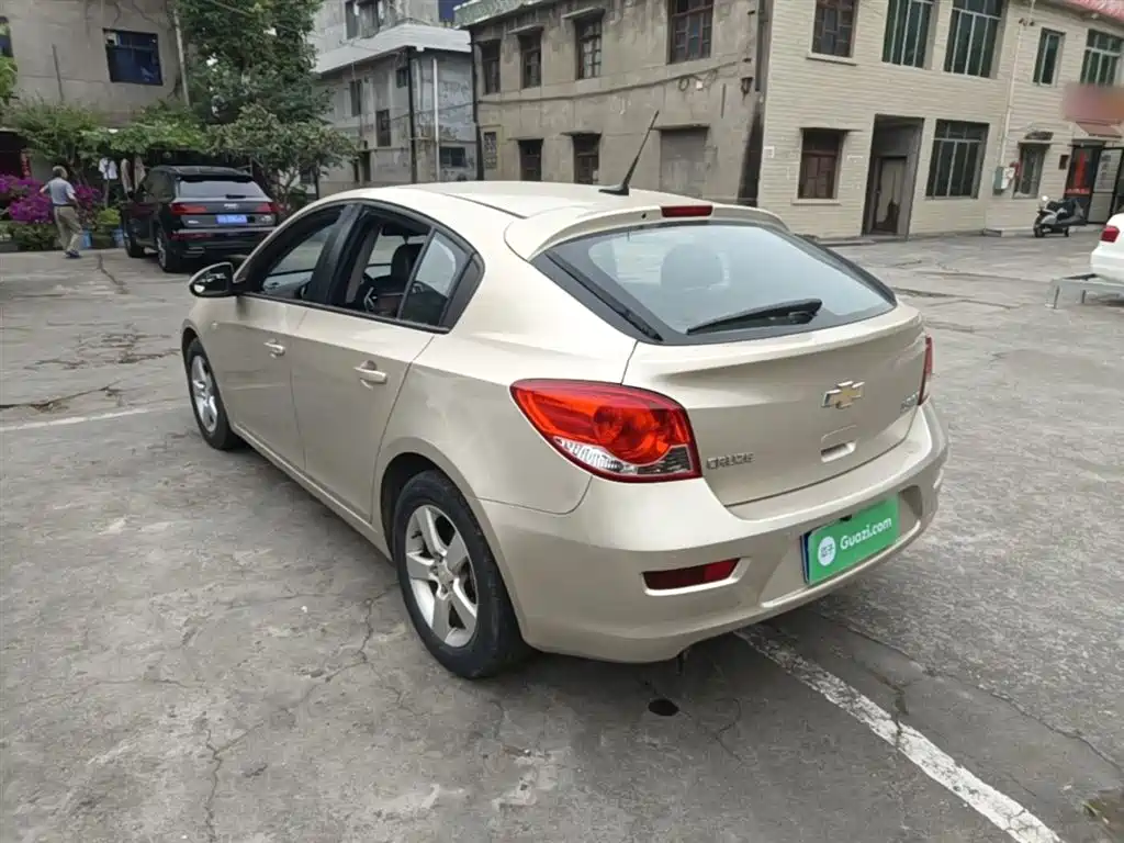Chevrolet Cruze 2013 Hatchback 1.6L Manual Luxury фото 5
