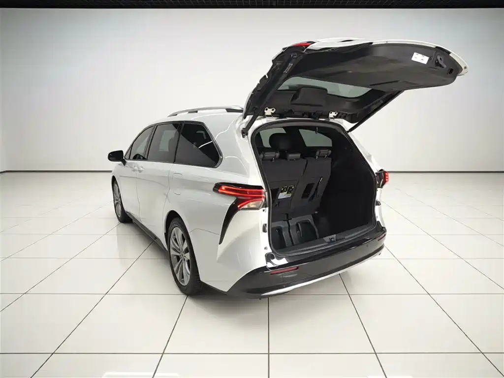 Toyota Sienna 2021 2.5L Hybrid Ultimate Edition фото 5