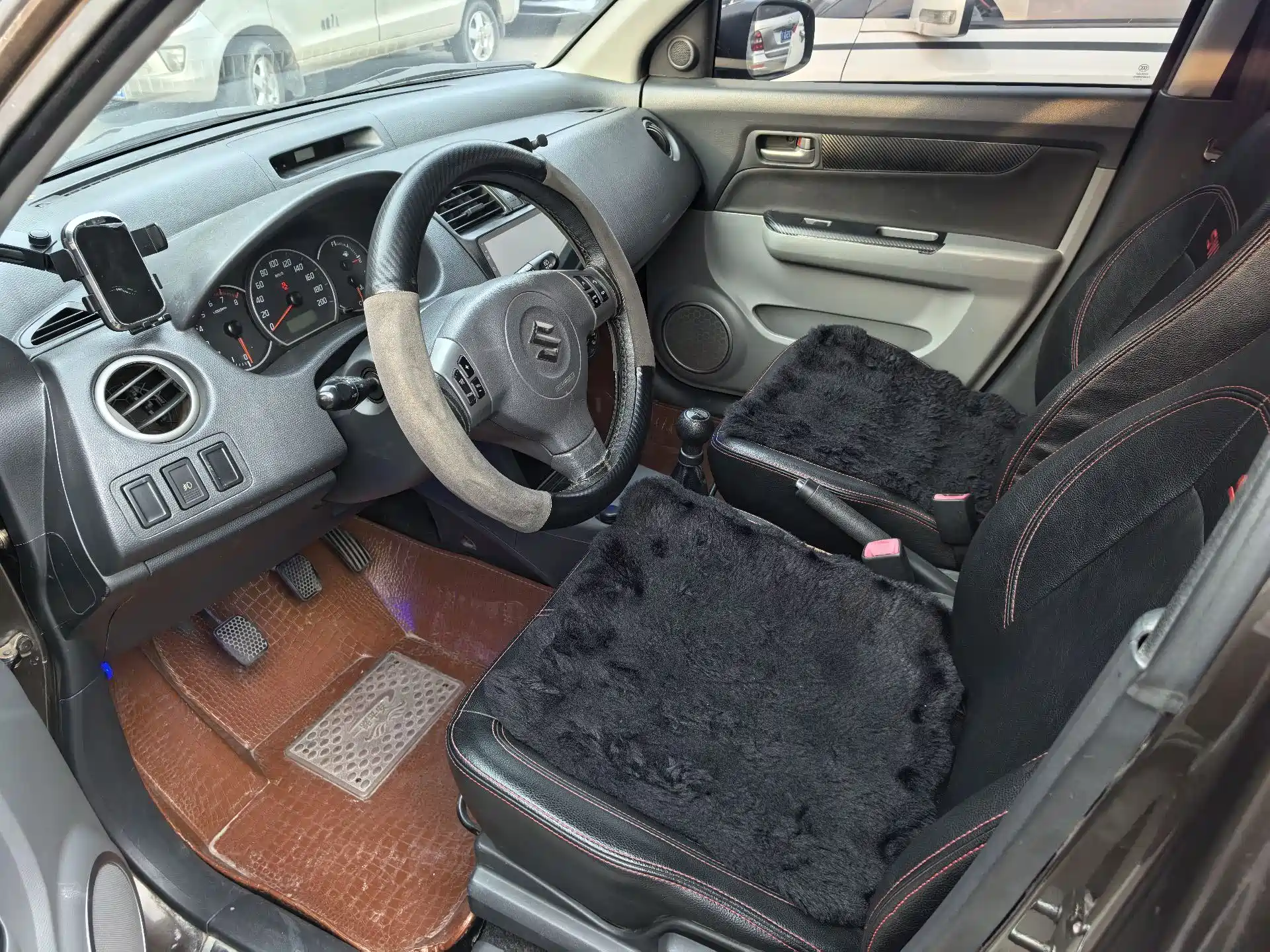 Фото 3 - Suzuki Swift
