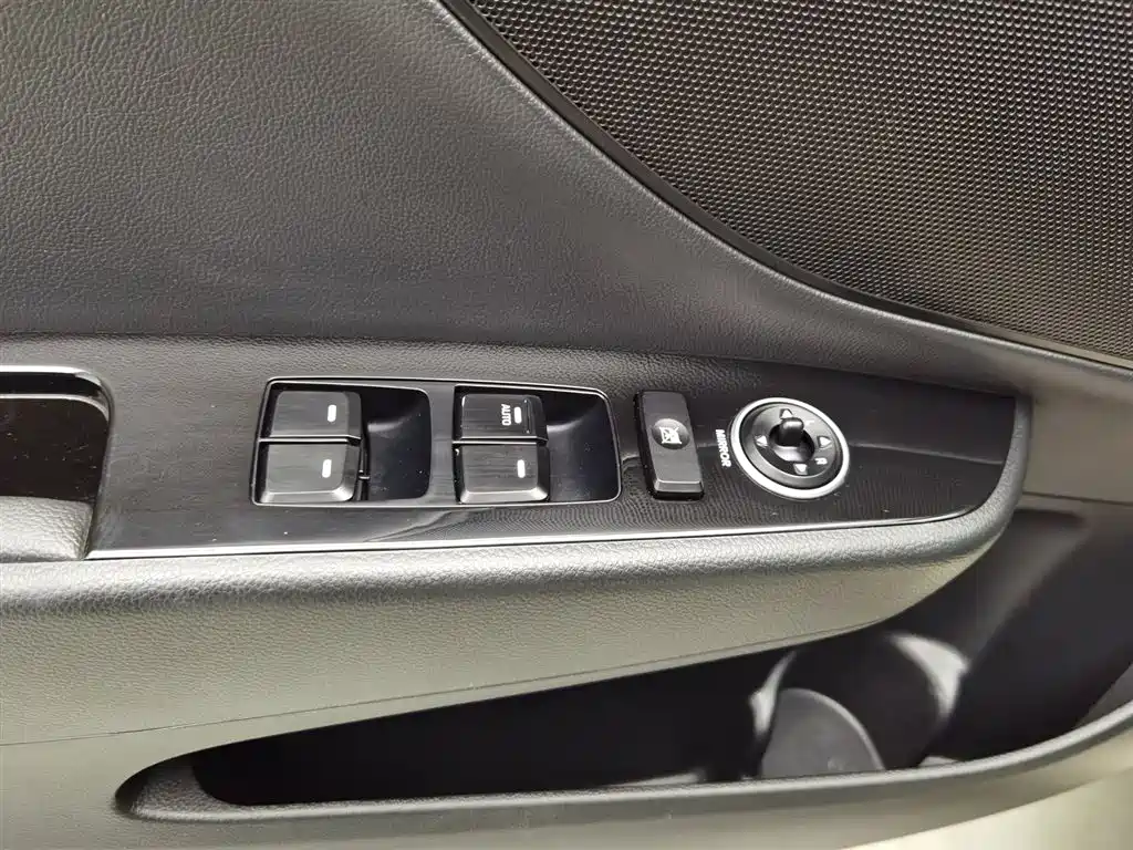 Hyundai Mistra 2016 1.8L Automatic Smart GLS фото 9