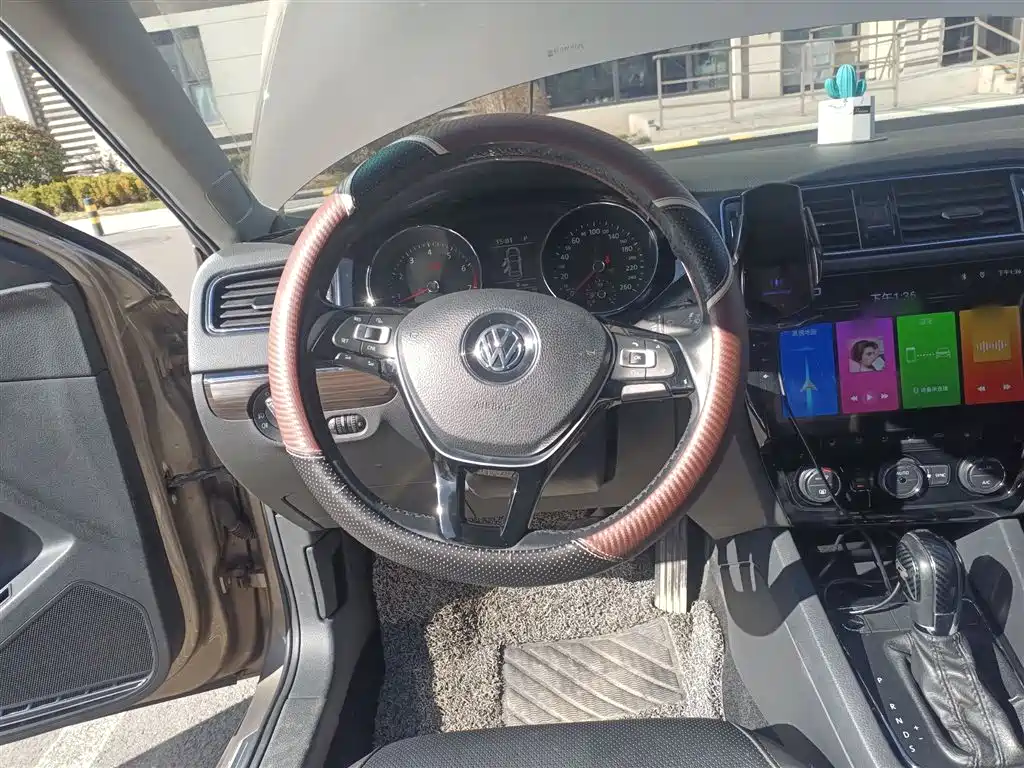 Volkswagen Sagitar 2015 230TSI Automatic Luxury фото 3
