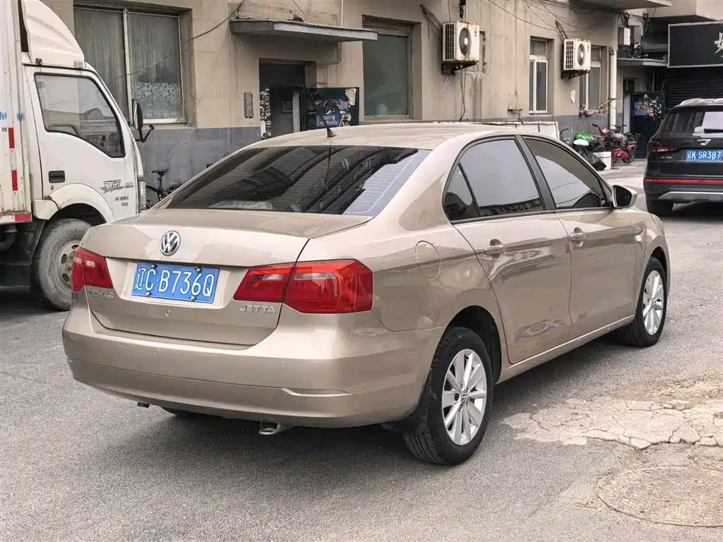 Volkswagen Jetta 2015 1.6L Automatic Luxury фото 5