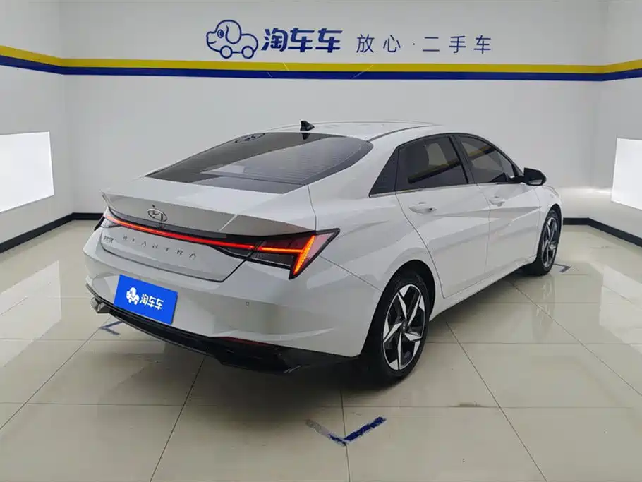 Hyundai Elantra 2021 1.5L CVT LUX Premium Edition фото 3