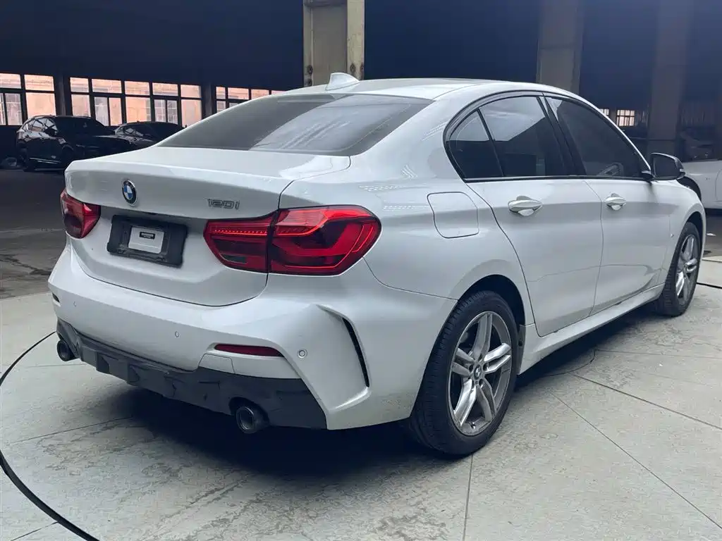 BMW 1 Series 2022 120i M Sport Shadow Edition фото 5