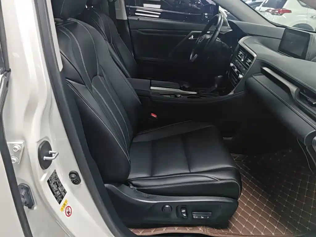 Фото 25 - Lexus RX