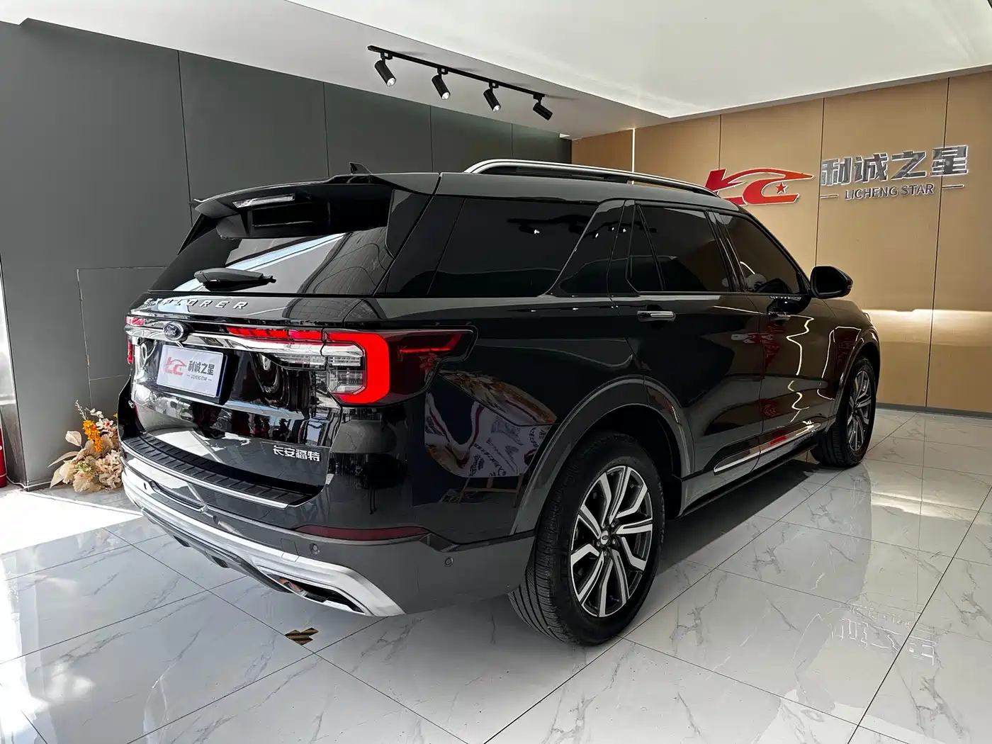 Ford Explorer 2024 2023 EcoBoost 285 AWD Titanium Edition 6-Seater