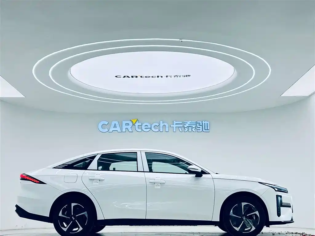 Geely Galaxy Galaxy L6 2025 EM-i 140km Explorer+ Edition фото 4