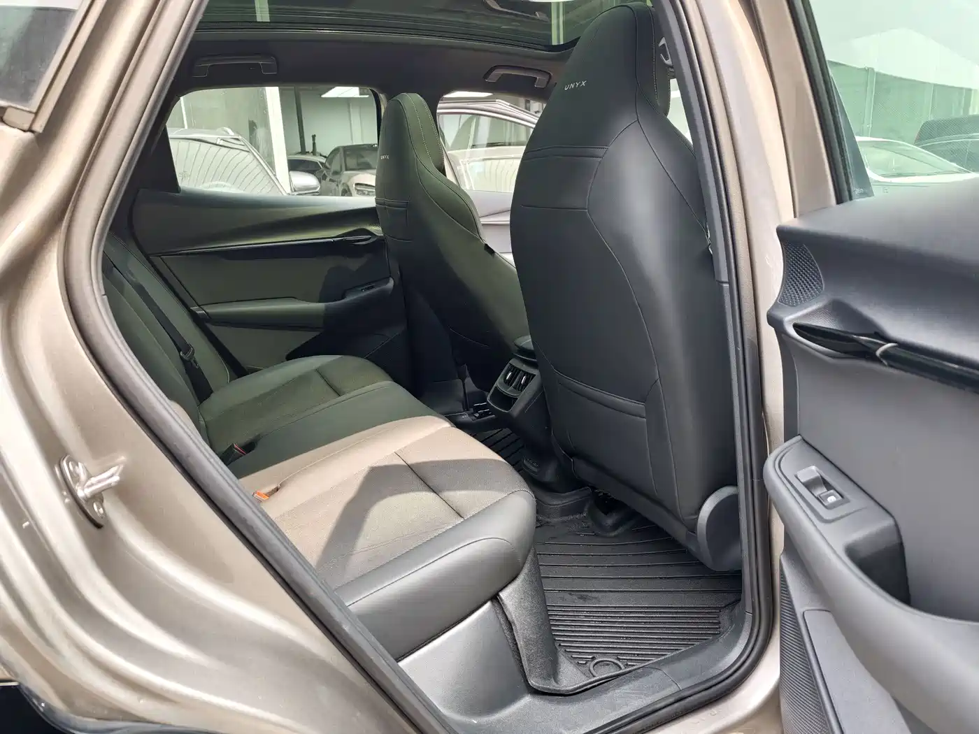 VOLKSWAGEN WITH THE CROWD 06