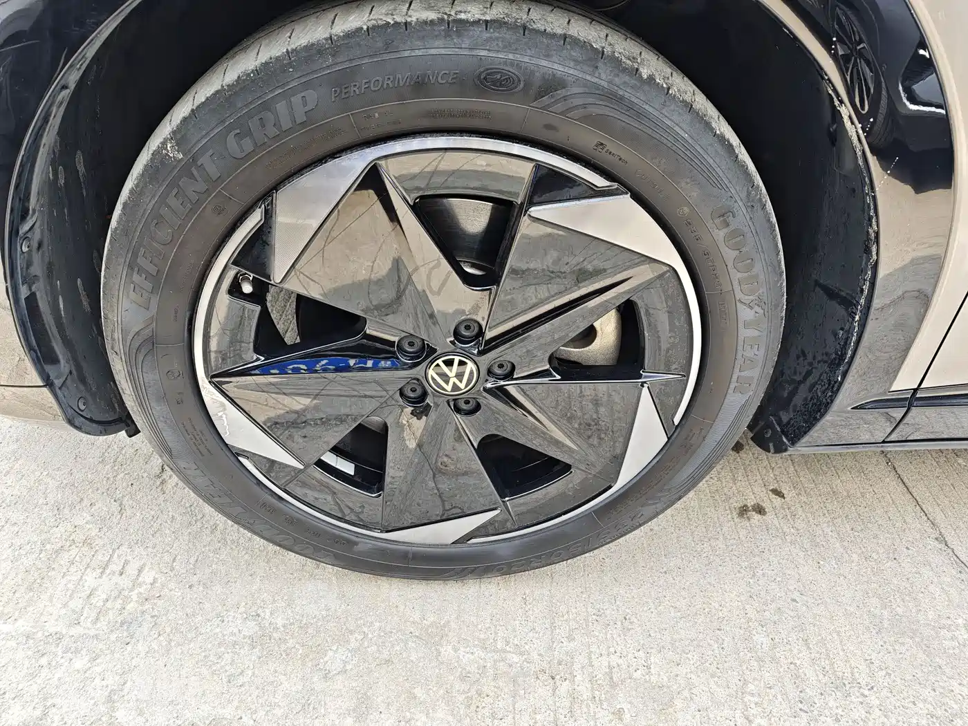 VOLKSWAGEN WITH THE CROWD 06