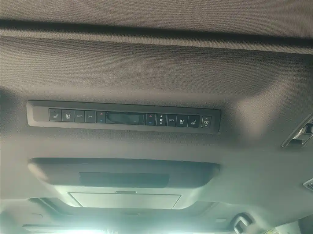 Toyota Sienna 2023 2.5L Hybrid Platinum Edition фото 14