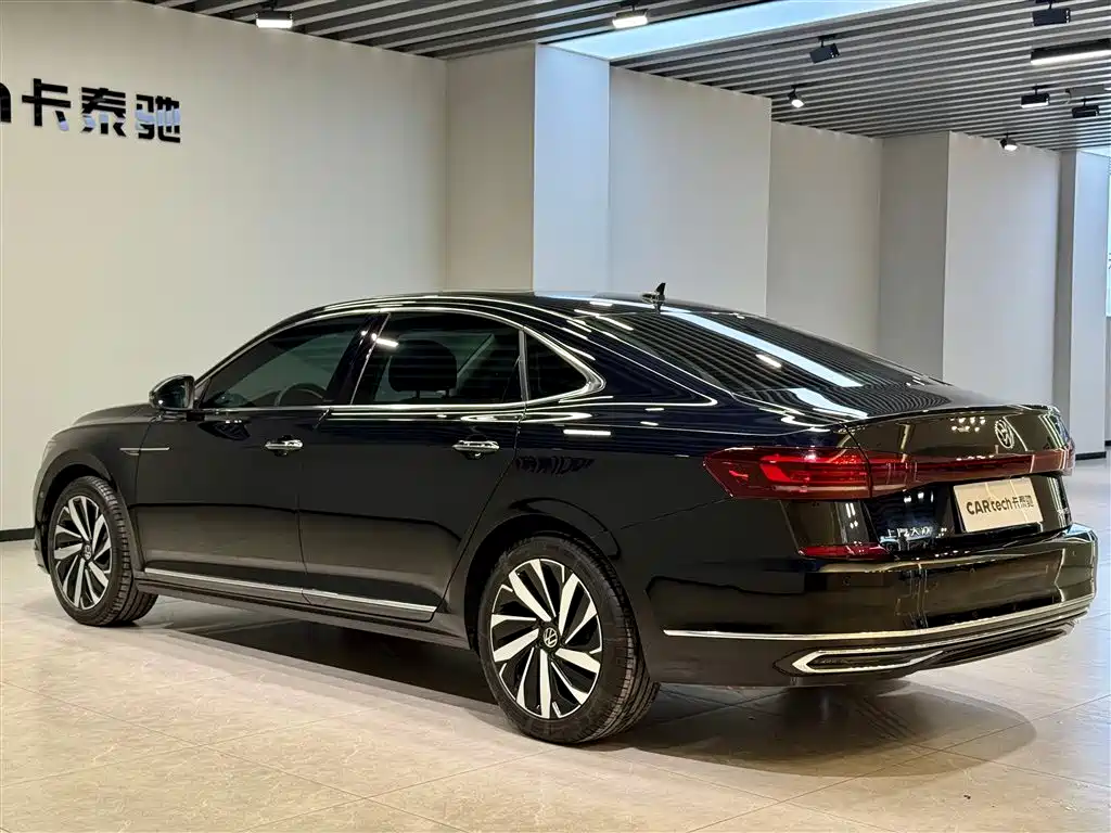 Volkswagen Passat 2024 380TSI Luxury фото 7