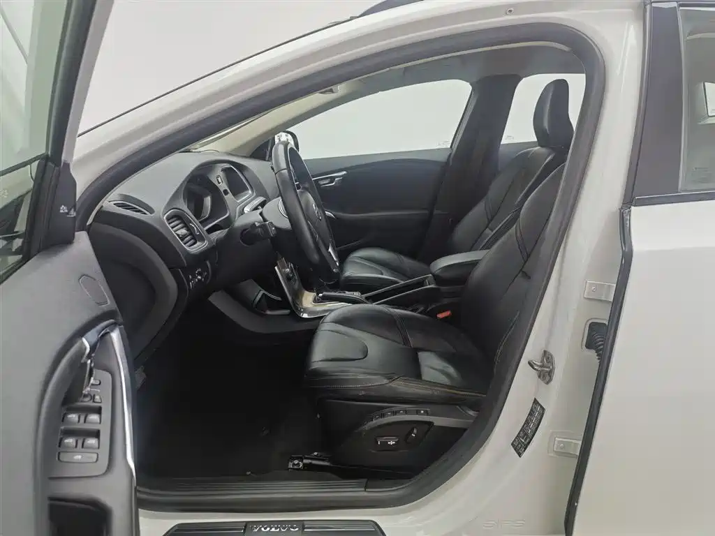 Фото 10 - Volvo V40