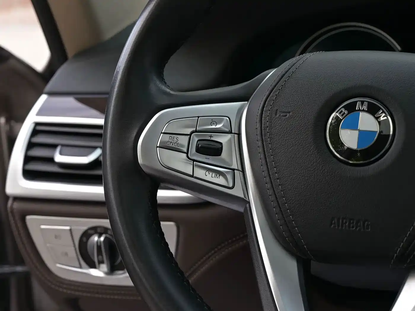 BMW 7 Series 2016 730Li Leading фото 14
