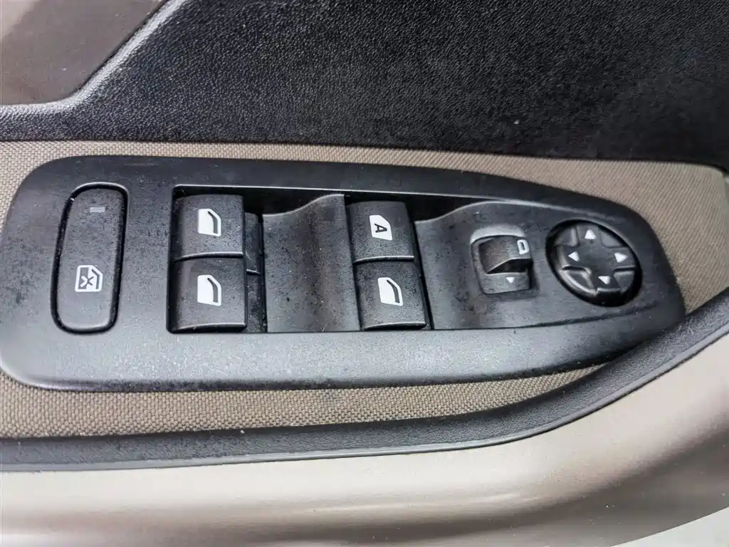Peugeot 2008 2014 1.6L Automatic Navigation Edition фото 9