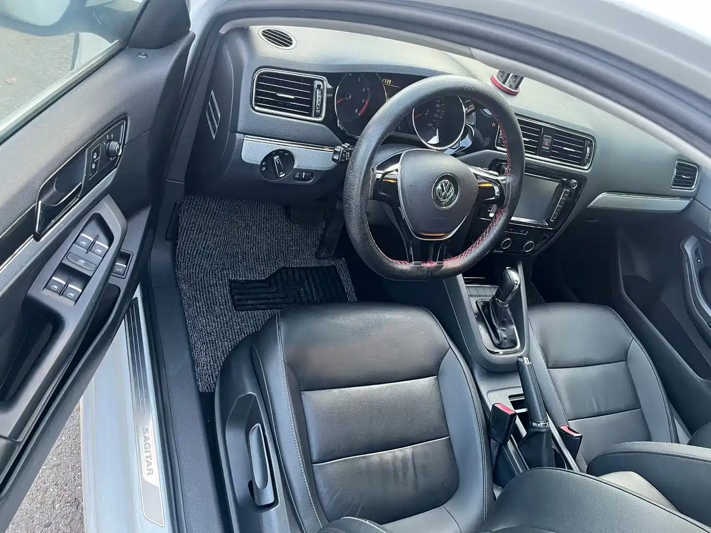 Volkswagen Sagitar 2015 1.6L Automatic Comfort фото 6
