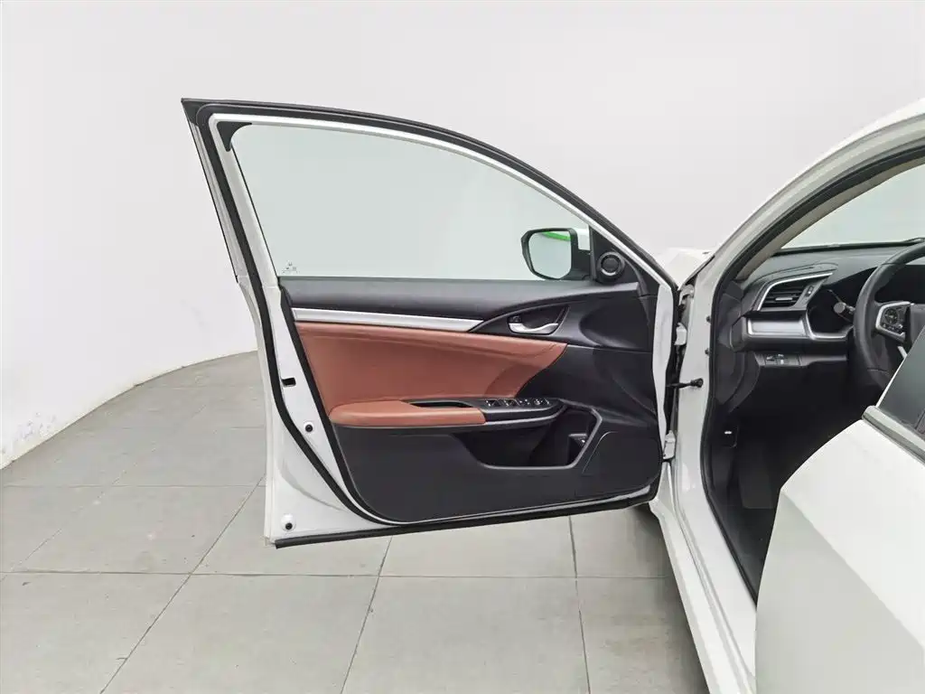 Honda Civic 2016 220TURBO CVT Luxury Edition фото 8