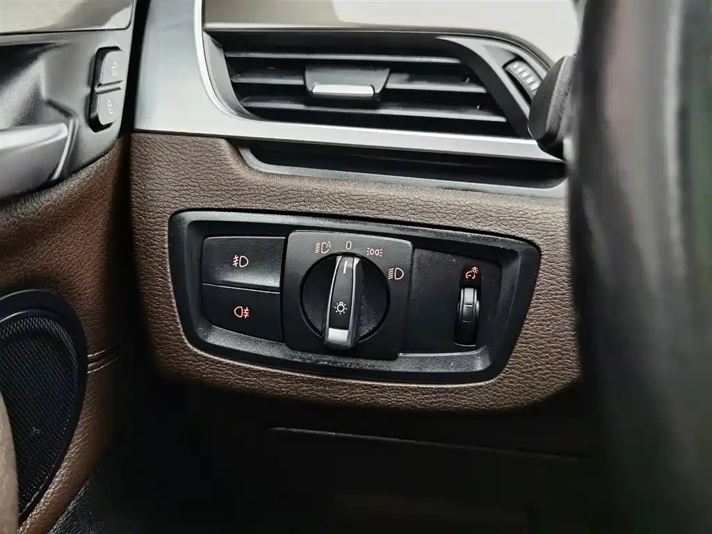 BMW X1 2019 sDrive18Li Premium Model фото 21