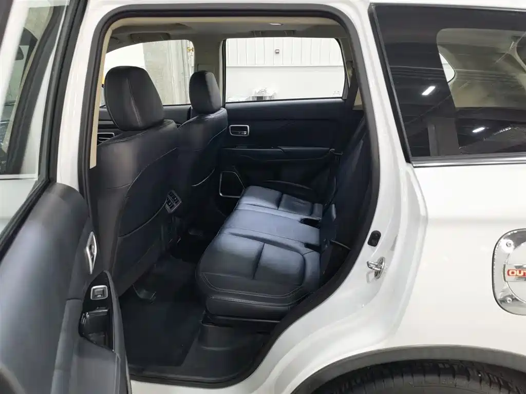 MITSUBISHI OUTLANDER