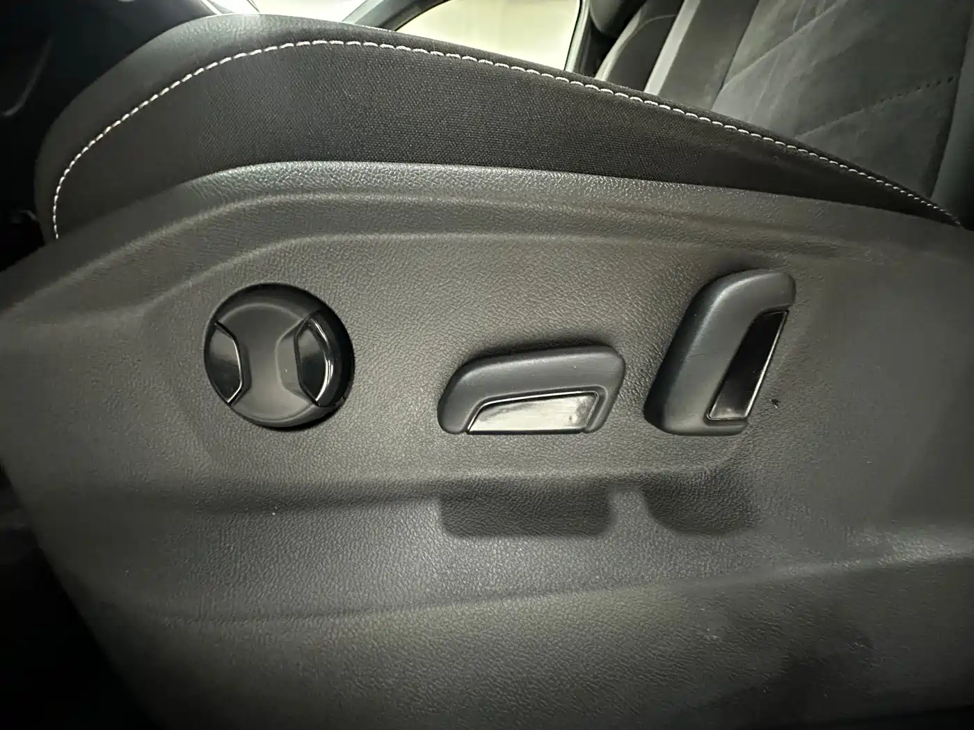 VOLKSWAGEN T ROC EXPLORING SONGS