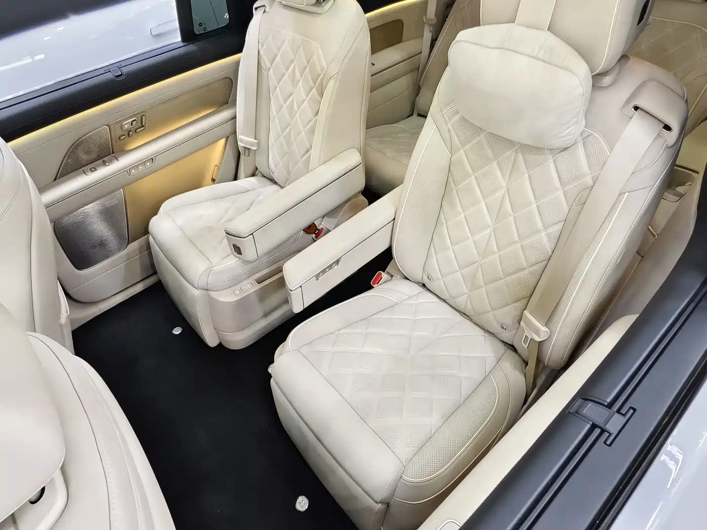 NIO ES8 2026 2025 Model 6-Seat Executive Luxury Edition