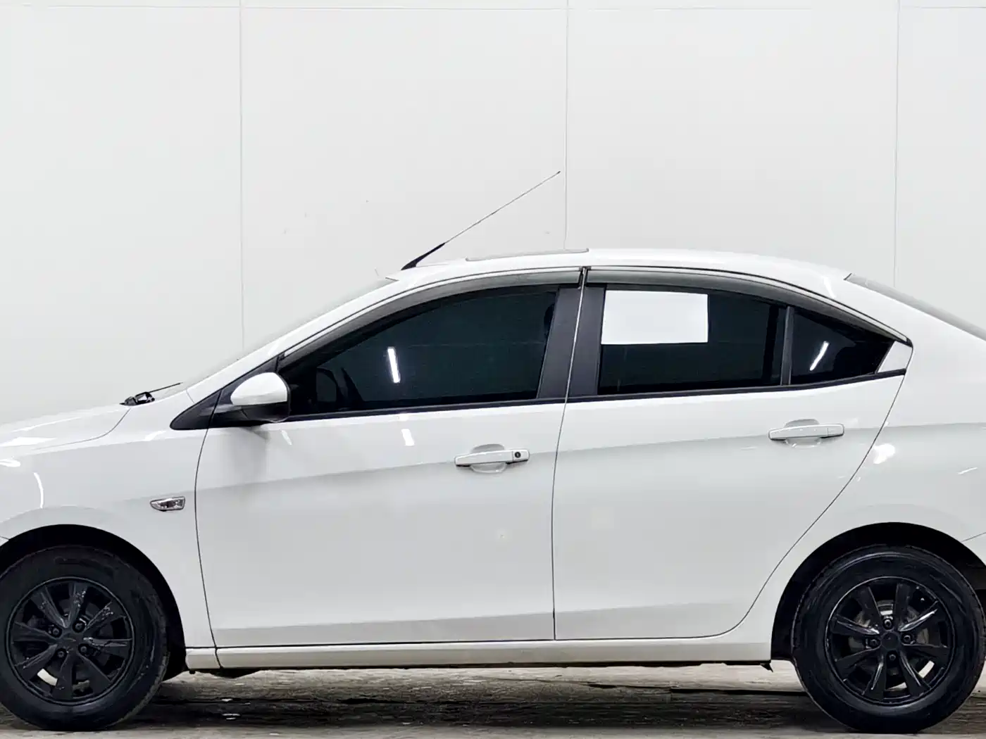 Chevrolet Sail 2015 Sail 3 1.5L AMT Happiness Sunroof Edition фото 7