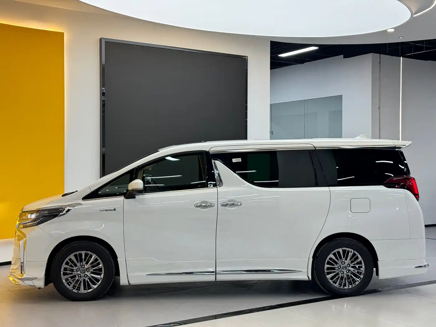 Toyota Alphard 2021 Hybrid 2.5L Premium фото 2