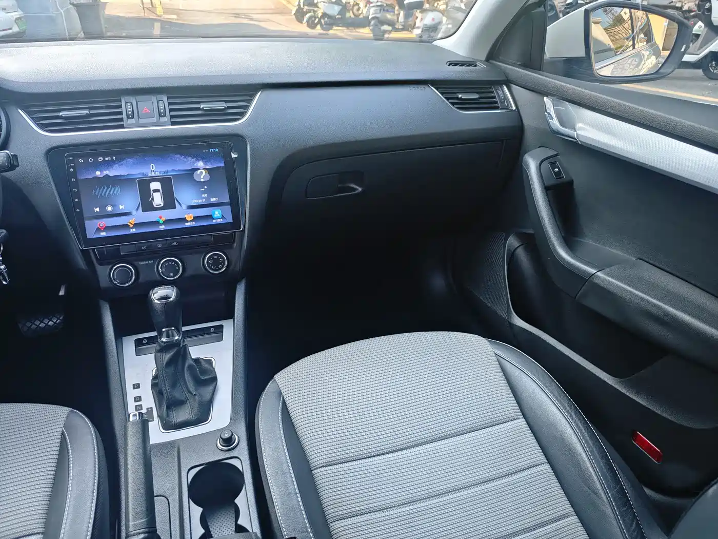 Škoda Octavia 2017 1.6L Automatic Pioneer Edition фото 11