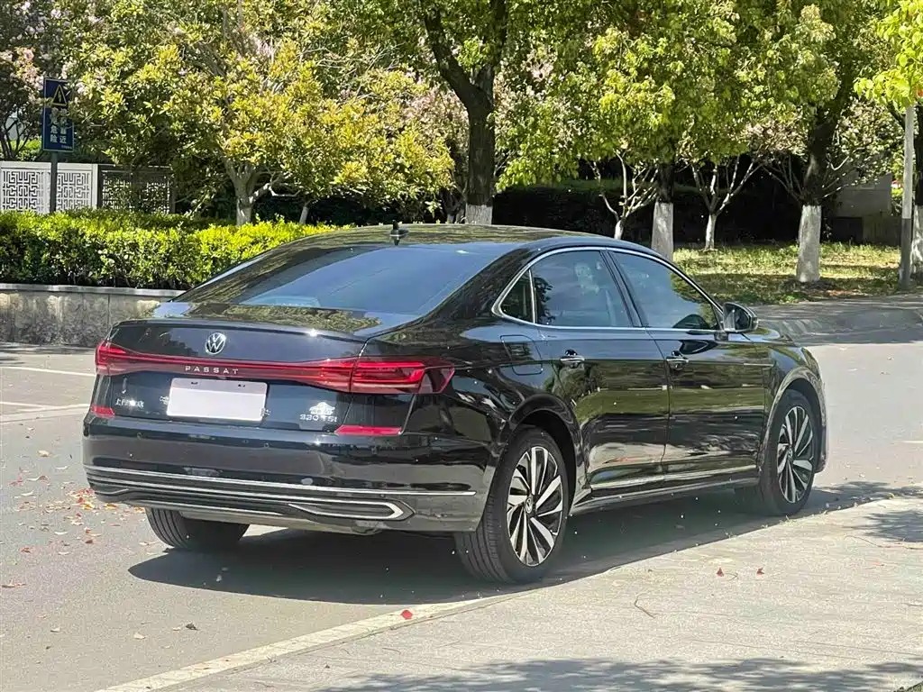 Volkswagen Passat 2022 330TSI Starlight Luxury Edition фото 7