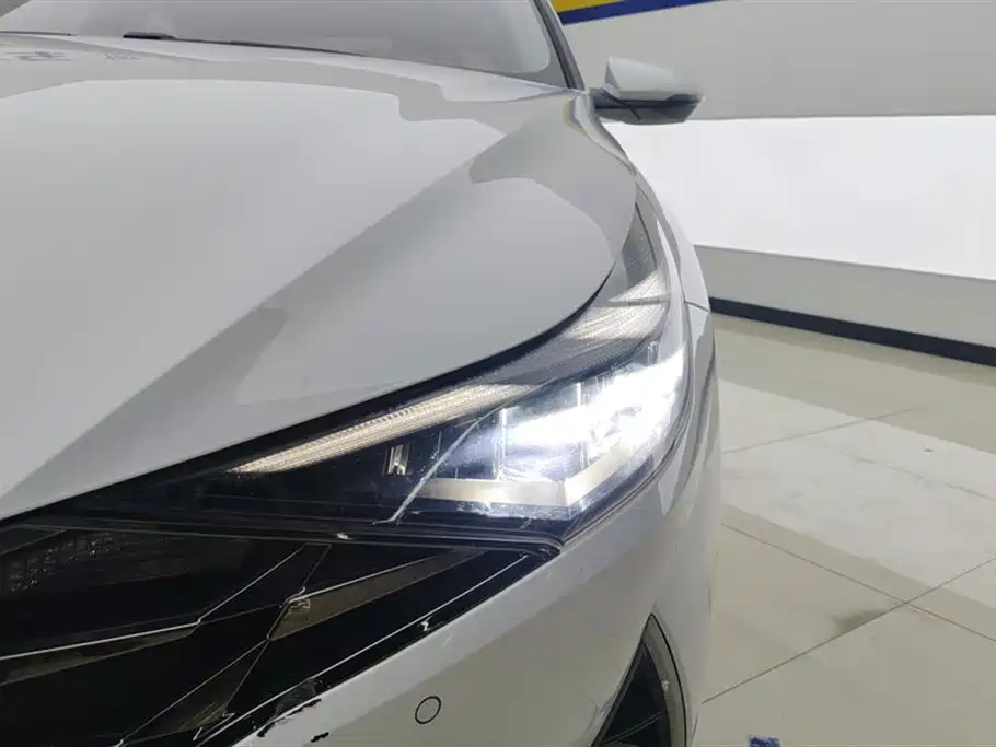 Hyundai Elantra 2021 1.5L CVT LUX Premium Edition фото 5