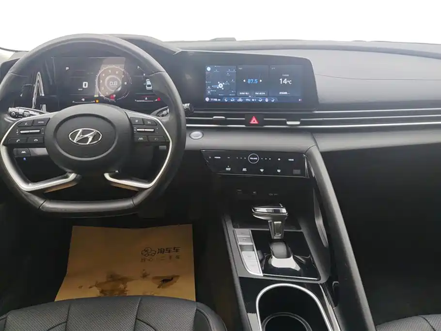 Hyundai Elantra 2021 1.5L CVT LUX Premium Edition фото 12