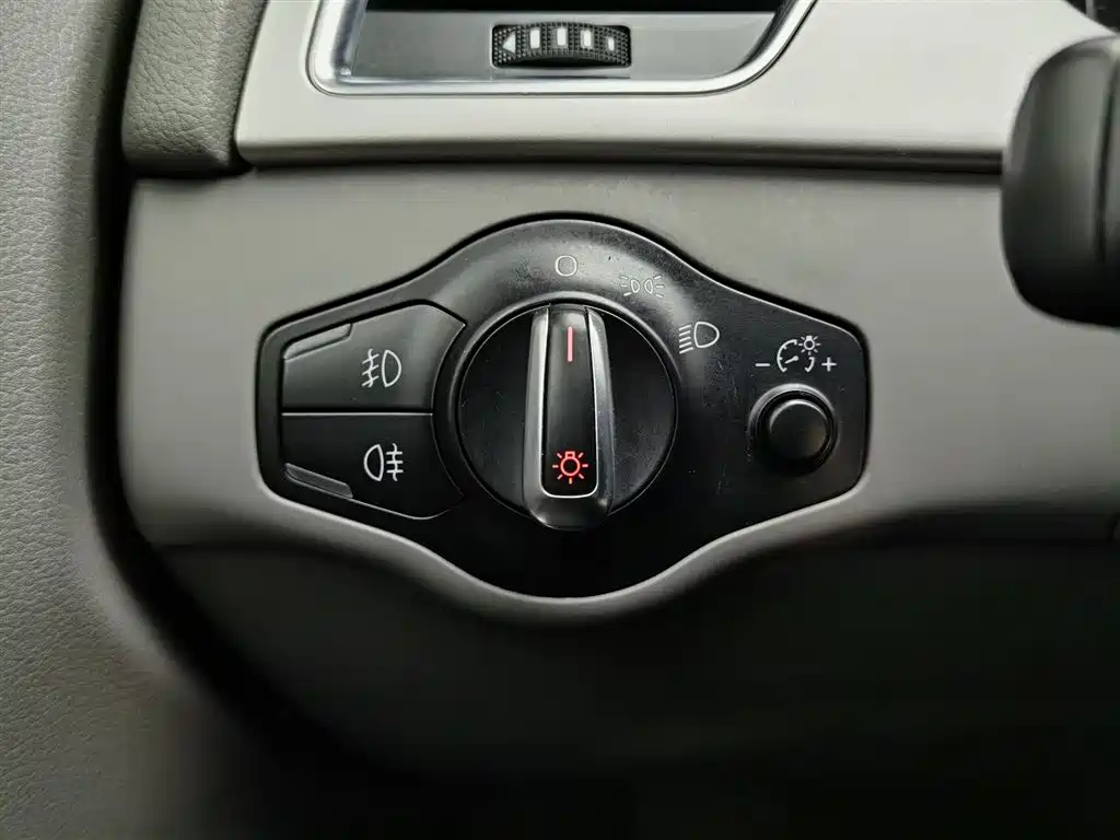 Audi A4L 2011 2.0 TFSI Comfort фото 21