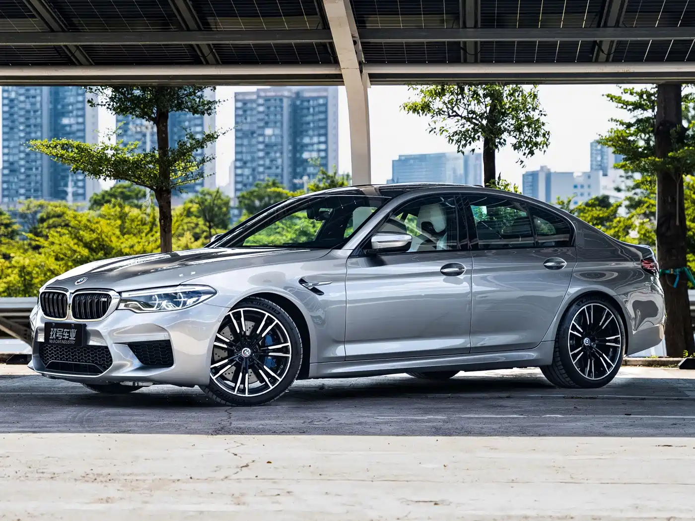 Фото 1 - BMW M5